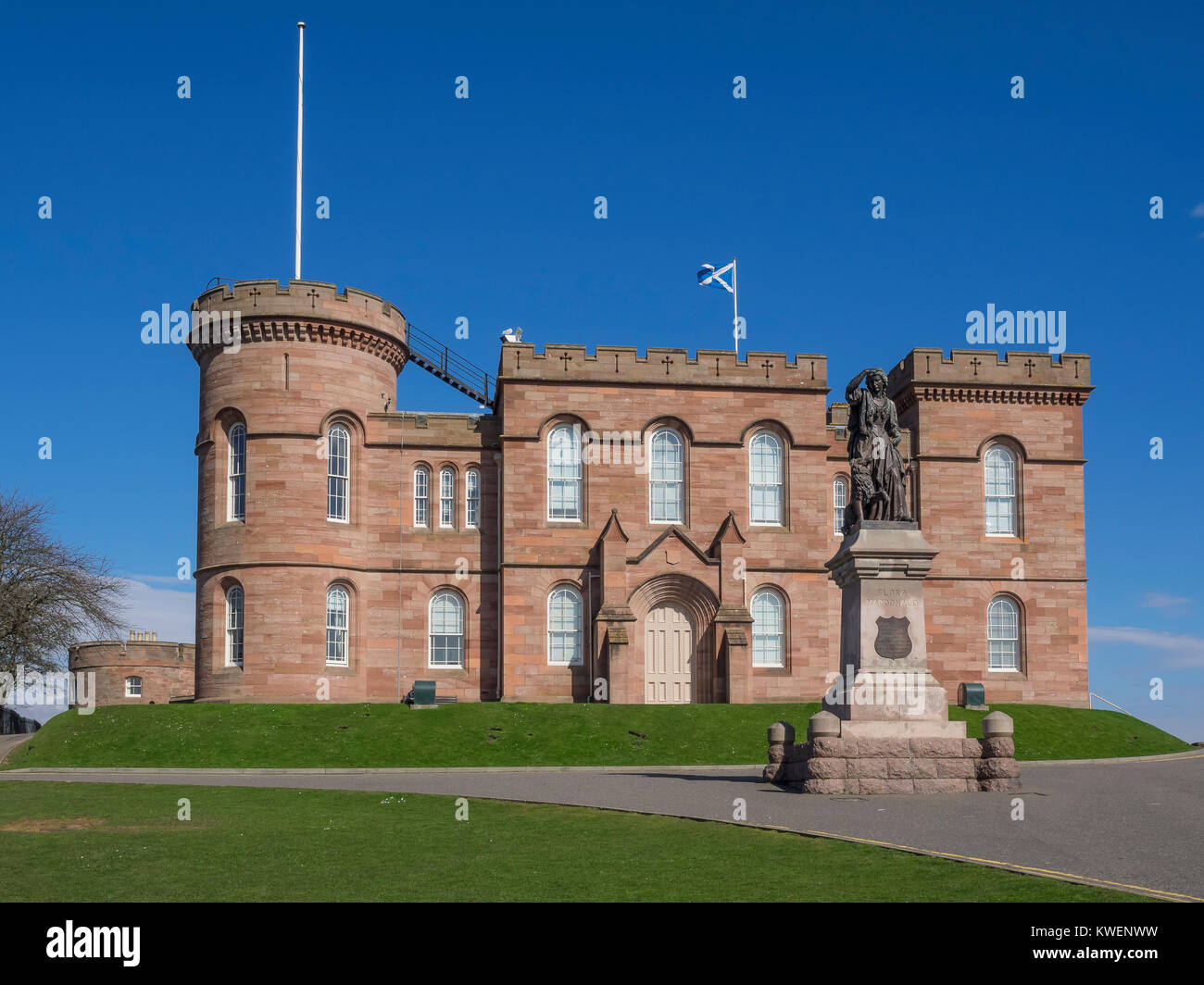 Inverness Castle und die Statue von Flora MacDonald. Das Schloss wird derzeit als Inverness Sheriff Court verwendet. Im Jahre 1836 vom Architekten William Burn gebaut. Stockfoto