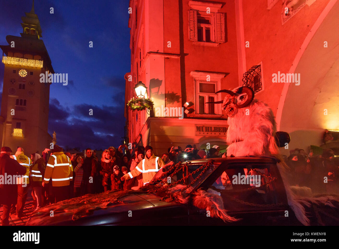 Retz: Perchtenlauf (Maske Prozession) mit Krampus auf dem Hauptplatz vor der City Hall, Weinviertel, Niederösterreich, Lower Austria, Austria Stockfoto