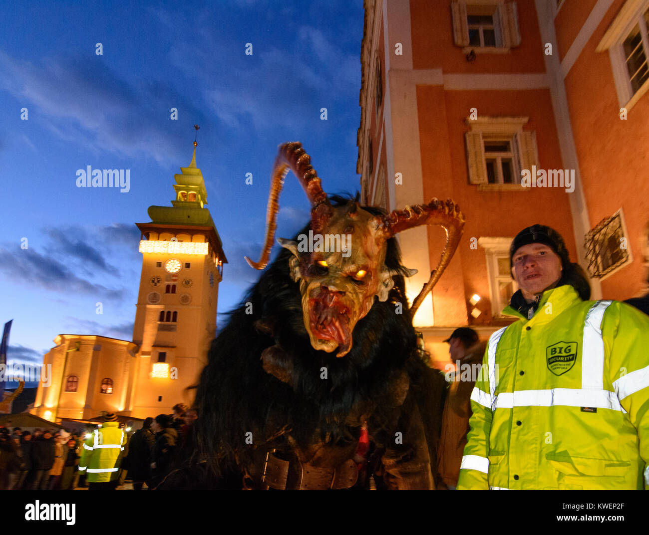 Retz: Perchtenlauf (Maske Prozession) mit Krampus auf dem Hauptplatz vor der City Hall, Weinviertel, Niederösterreich, Lower Austria, Austria Stockfoto