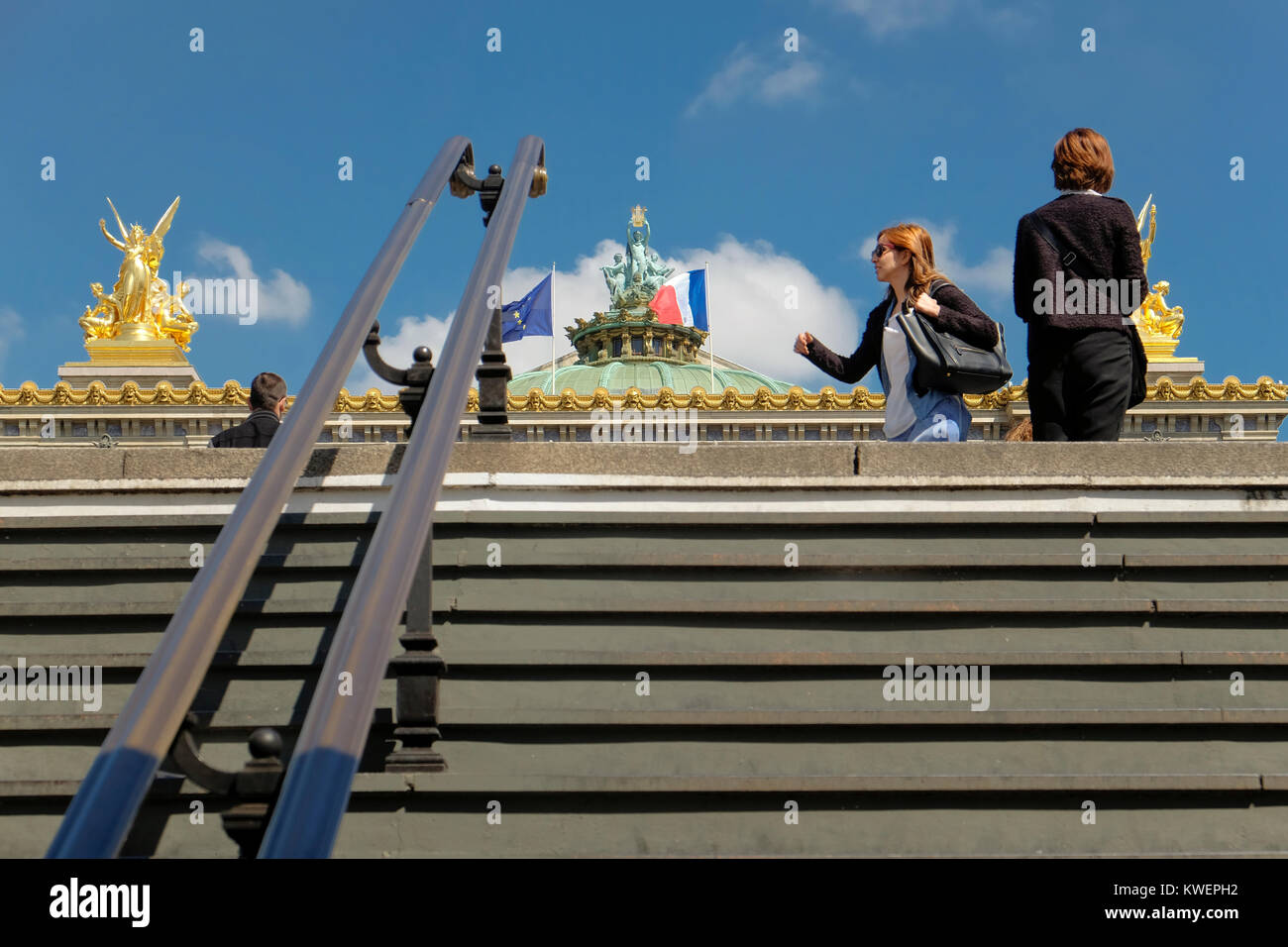 Frankreich, Paris, zwei Frauen mit Dach der Oper Garnier hinter Ihnen. Stockfoto