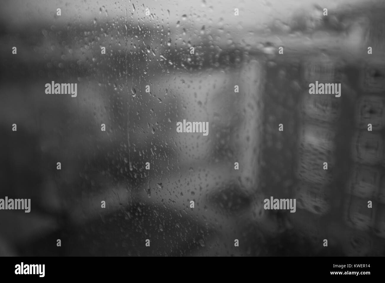 Regentropfen auf dem Fenster in Schwarz und Weiß Stockfoto