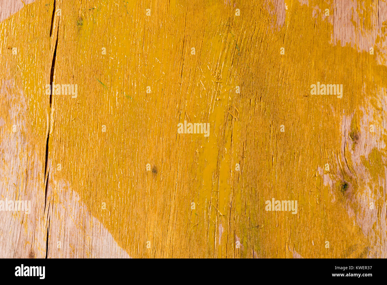 Neu Holzboden gemalt, angefeuchtet, Farbe, gelbe Farbe Stockfoto