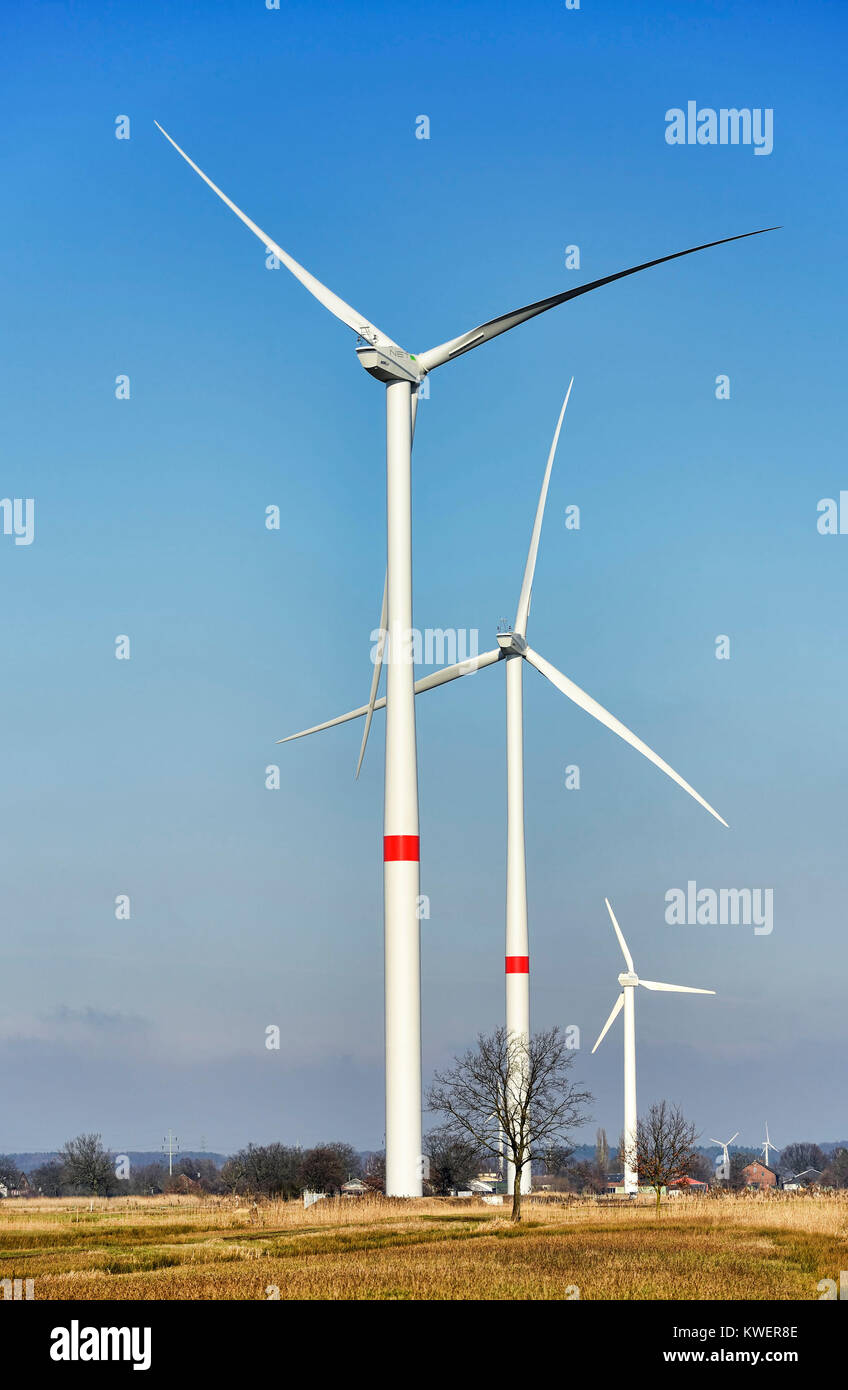 Windenergieanlagen verschiedener Größe im Windpark neue schmale Krankenschwester, 4 und sumpfigen Land, Hamburg, Deutschland, Europa, Windraeder unterschiedlicher Groesse ich Stockfoto