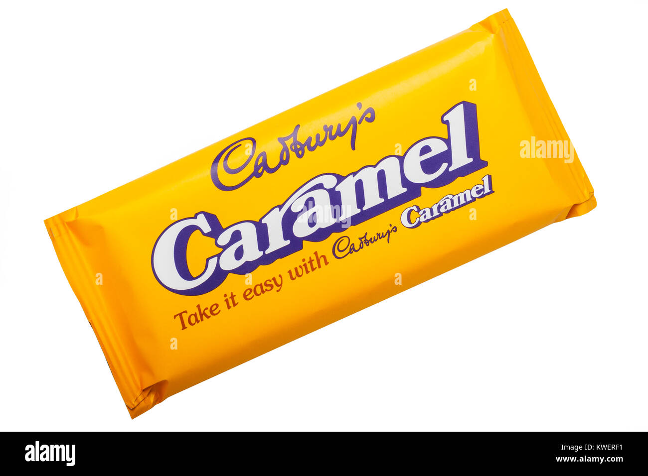 Eine Bar von Cadbury Caramel auf weißem Hintergrund Stockfoto