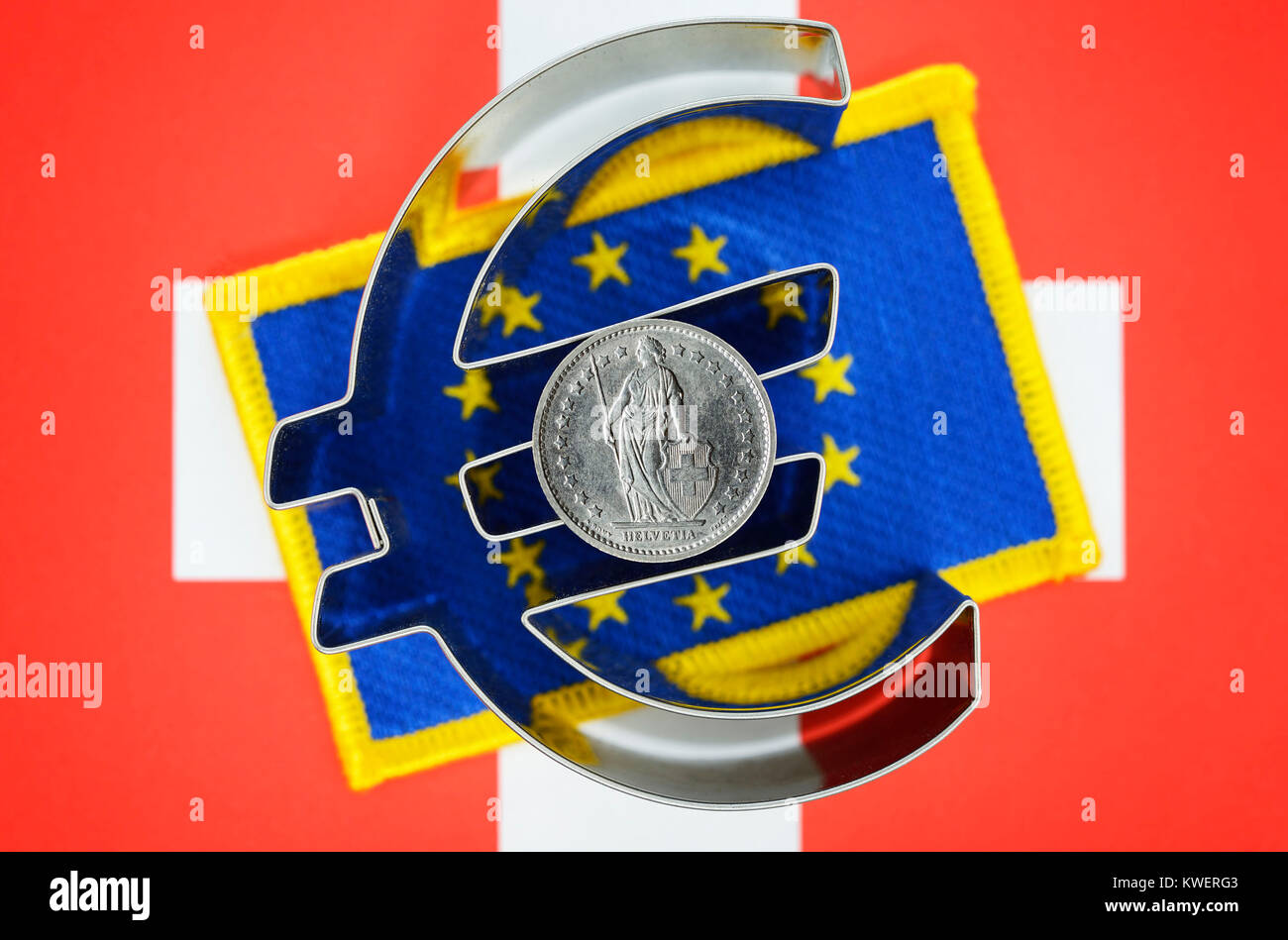 Schweizer Franken auf Eurosign, Schweiz Flagge und EU-Flagge, Ende des Studiengangs Franken-zumindest auf den Euro, Schweizer Franken Auf Eurozeichen, Schweiz-Und E Stockfoto