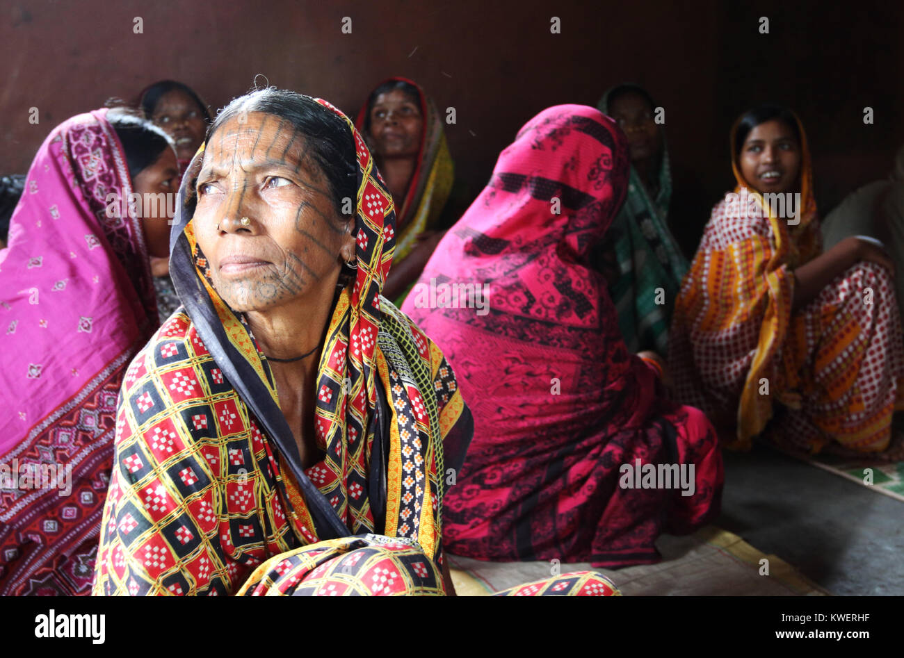 Desoa Kondh Frau mit Gesicht Tätowierungen in die Kirche im südlichen Odisha, Indien Stockfoto
