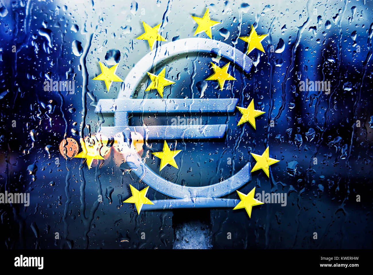Eurosigns EZB im Regen, Ankauf von Staatsanleihen durch die EZB, EZB-Eurozeichen Im Regen, Ankauf von Staatsanleihen Durch Die EZB Stockfoto