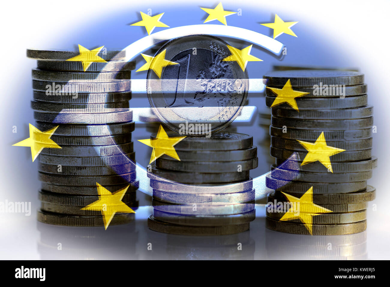 Eurosign EZB und Münze Haufen EZB kauft Staatsanleihen, EZB-Eurozeichen Und Muenzstapel, EZB Kauft Staatsanleihen Stockfoto