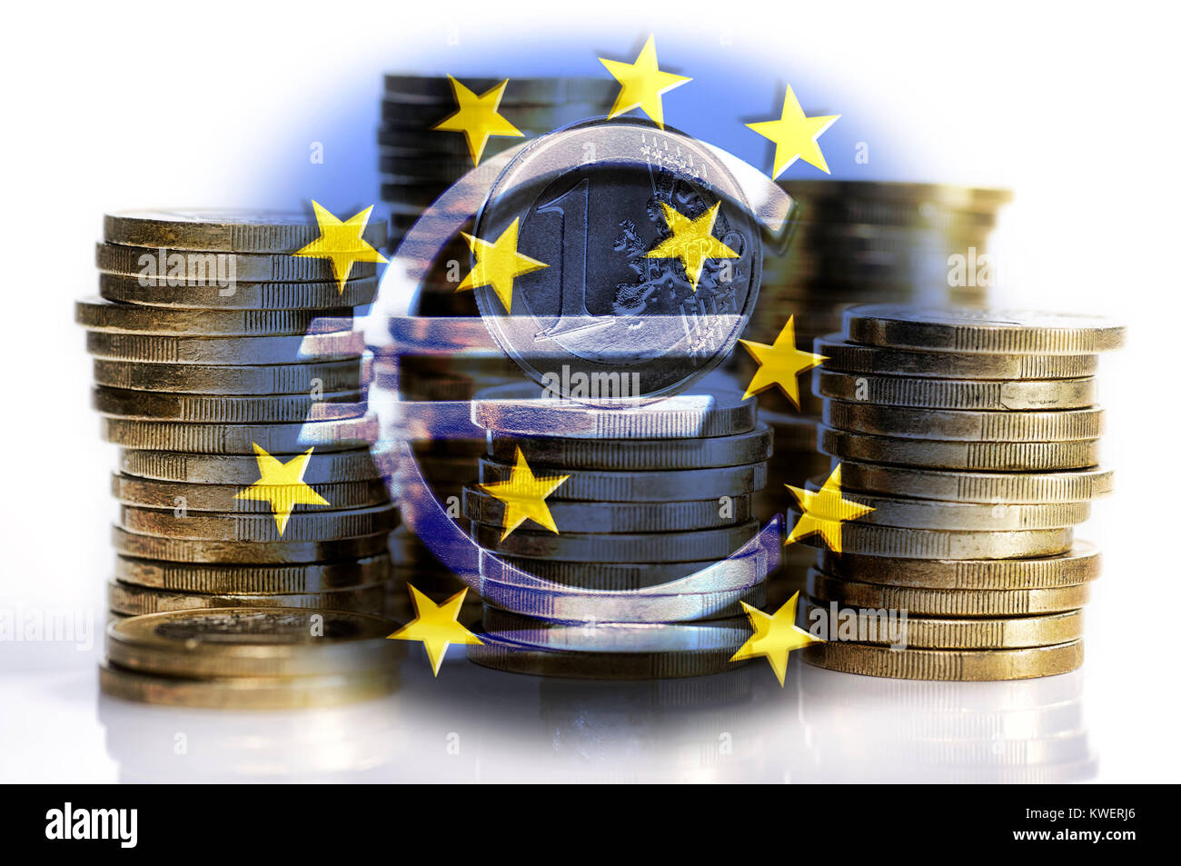 Eurosign EZB und Münze Haufen EZB kauft Staatsanleihen, EZB-Eurozeichen Und Muenzstapel, EZB Kauft Staatsanleihen Stockfoto