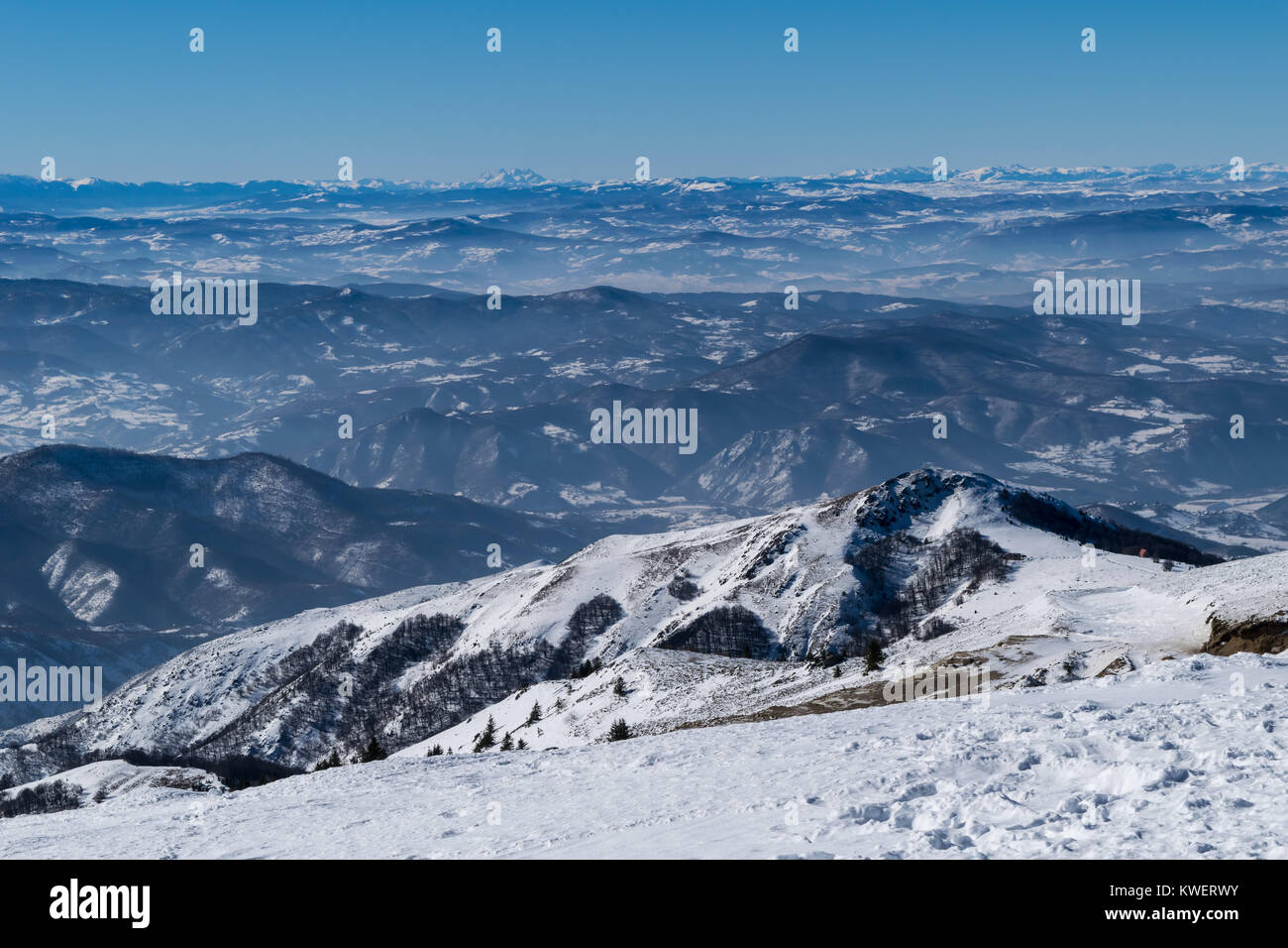 Winterlandschaft mit Bergketten, Mountain Nationalpark Kopaonik, Serbien Stockfoto