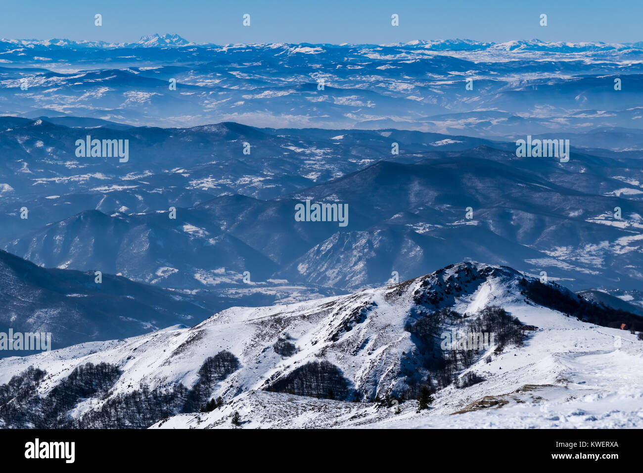 Winterlandschaft mit Bergketten, Mountain Nationalpark Kopaonik, Serbien Stockfoto