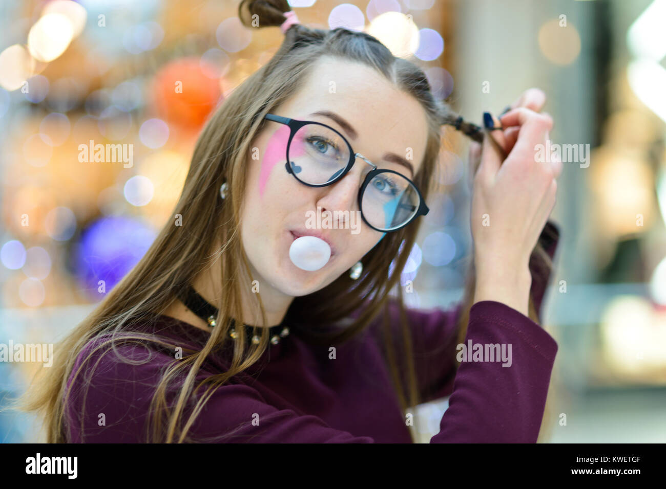 Schöne und schockiert oder junger Student Mädchen bläst Blase aus Kaugummi überrascht Stockfoto