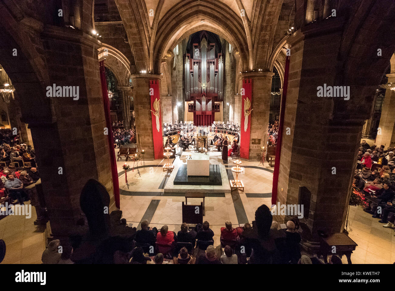 Innenraum von St. Giles Kathedrale während Weihnachtslied Konzert als Teil von Edinburgh's Hogmanay feiern an Silvester in Edinburgh, Schottland, u Stockfoto