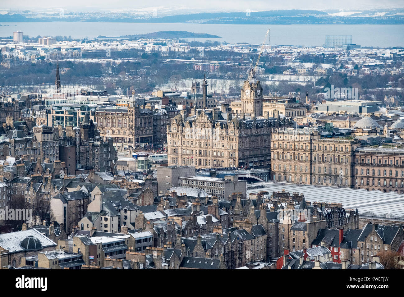 Blick über das Stadtzentrum von Edinburgh im Winter nach einem Schneefall, Schottland, Vereinigtes Königreich. Stockfoto