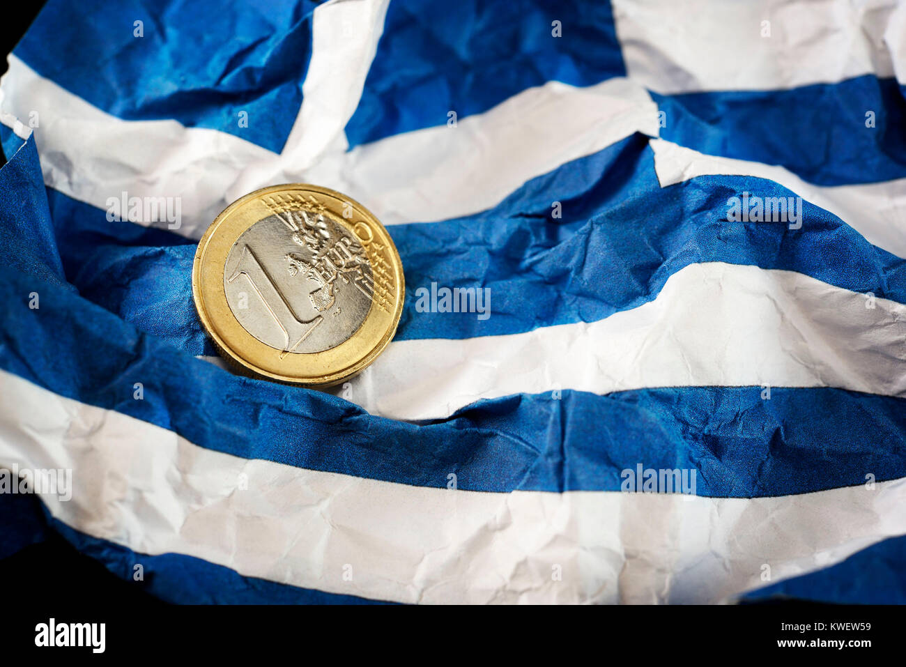 Eurocoin auf zerknitterte Griechenland Flagge, symbolische Foto schulden Streit, Euromünze in Zerknitterter Griechenlandfahne, Symbolfoto Schuldenstreit Stockfoto