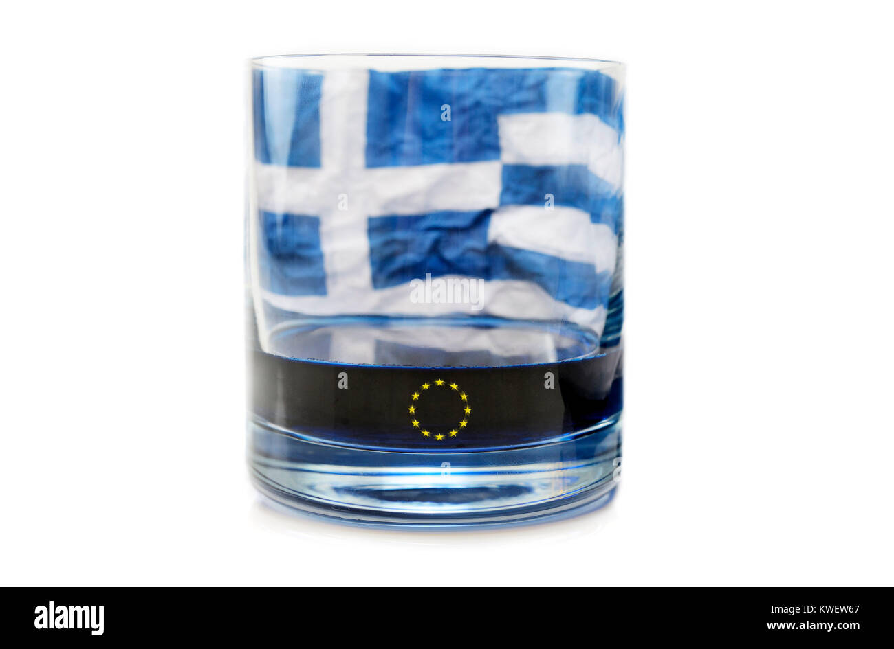 Halbleeren Glas mit griechischer Flagge, symbolische Foto Schulden Quarrel, Halbleeres Glas Mit gruppierten Fahne, Symbolfoto Schuldenstreit Stockfoto
