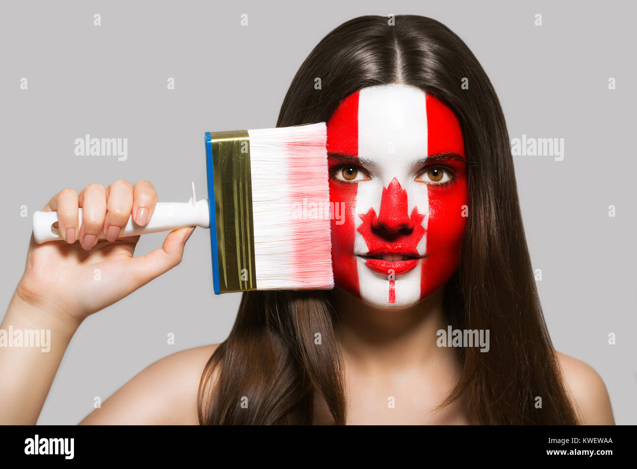 Der Frau Gesicht in den nationalen Farben von Kanada Stockfoto