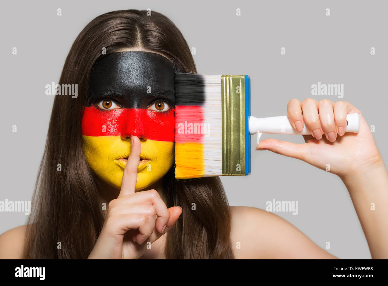 Das Gesicht einer Frau in den Nationalfarben von Deutschland Stockfoto