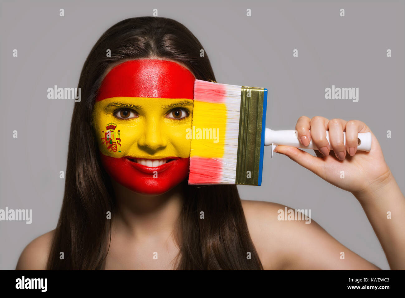 Das Gesicht einer Frau in den Nationalfarben Spaniens Stockfoto