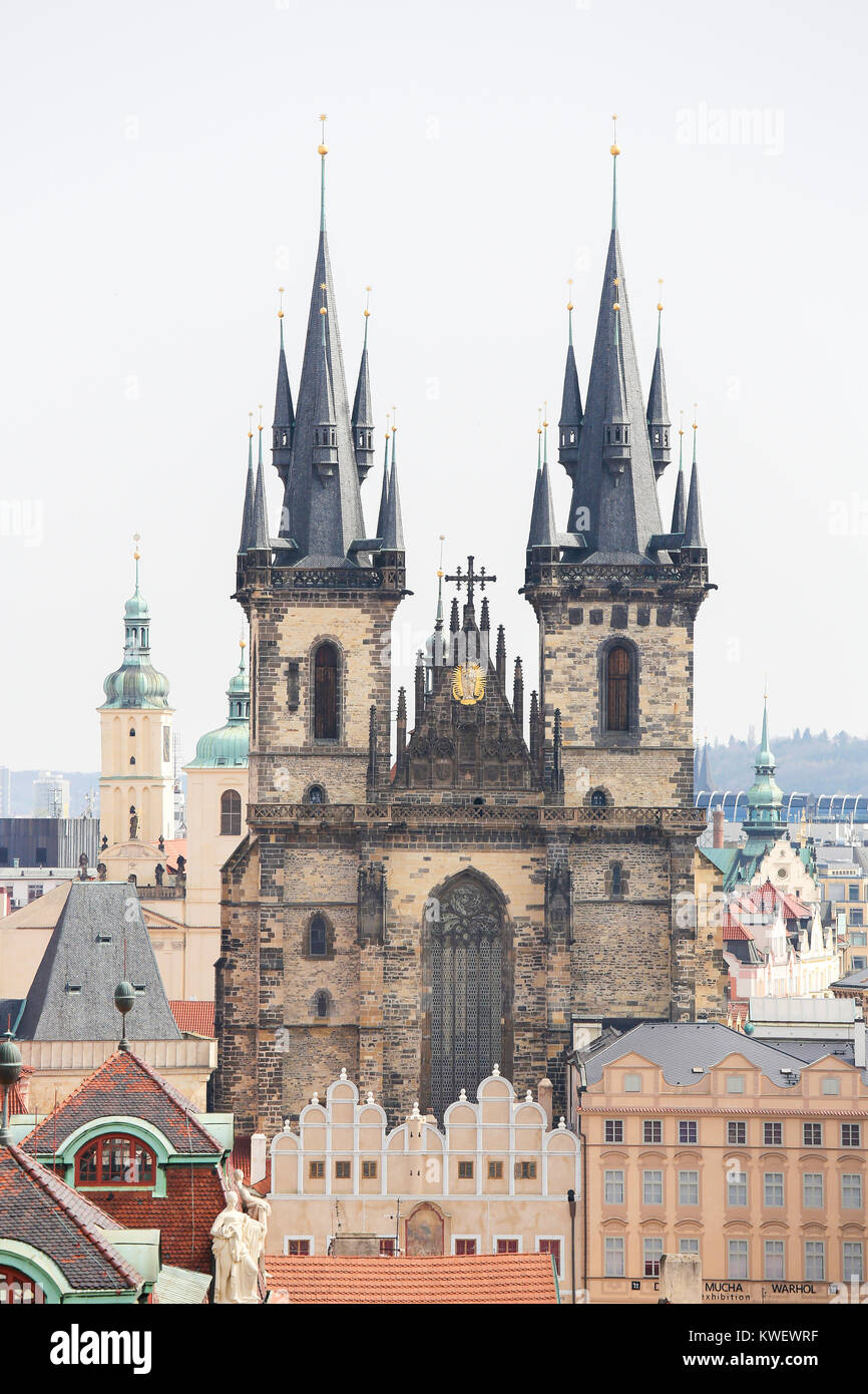 Blick auf das historische Zentrum von Prag, Tschechische Republik, mit der Twin Towers von der Kirche der Muttergottes vor dem Tyn. Stockfoto