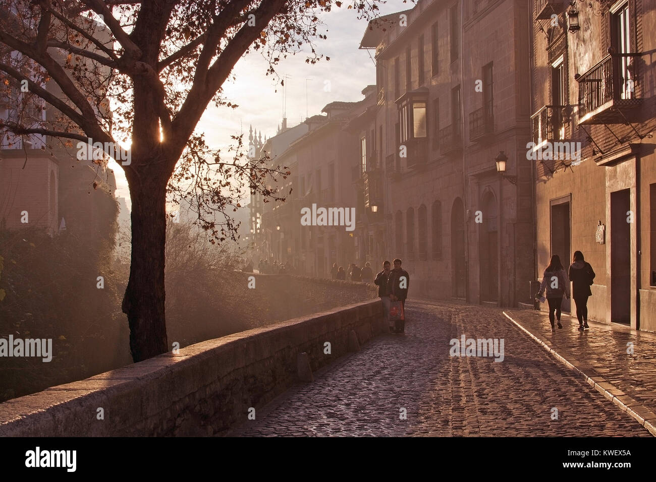 GRANADA, Andalusien, Spanien - 20. Dezember 2017: Carrera del Darro entlang des Flusses in der Nachmittag sunhaze am 20 Dezember, 2017 in Granada, Andalusien, Spai Stockfoto