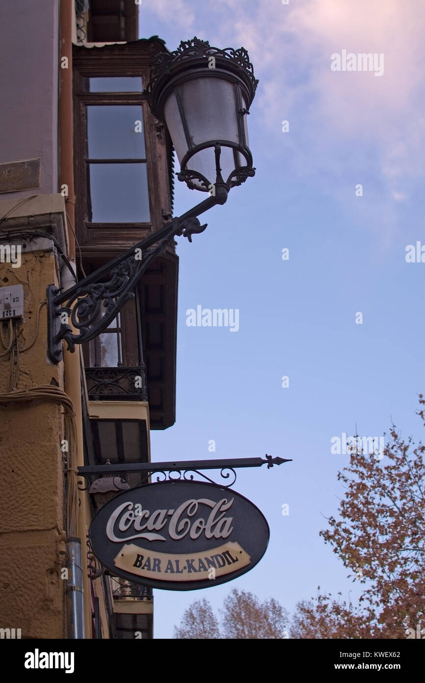 GRANADA, Andalusien, Spanien - 20. Dezember 2017: Vintage Coca Cola Schild an der Rabo de Nube und Weihnachten Dekor am 20 Dezember, 2017 in Granada, Andalusien, Stockfoto