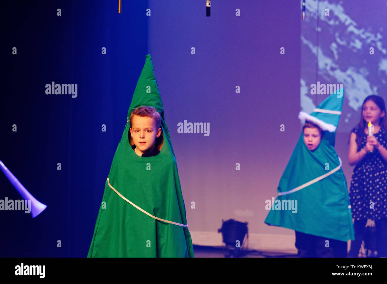 Kinder gekleidet, wie Pinien während ihrer Weihnachten zeigen Stockfoto