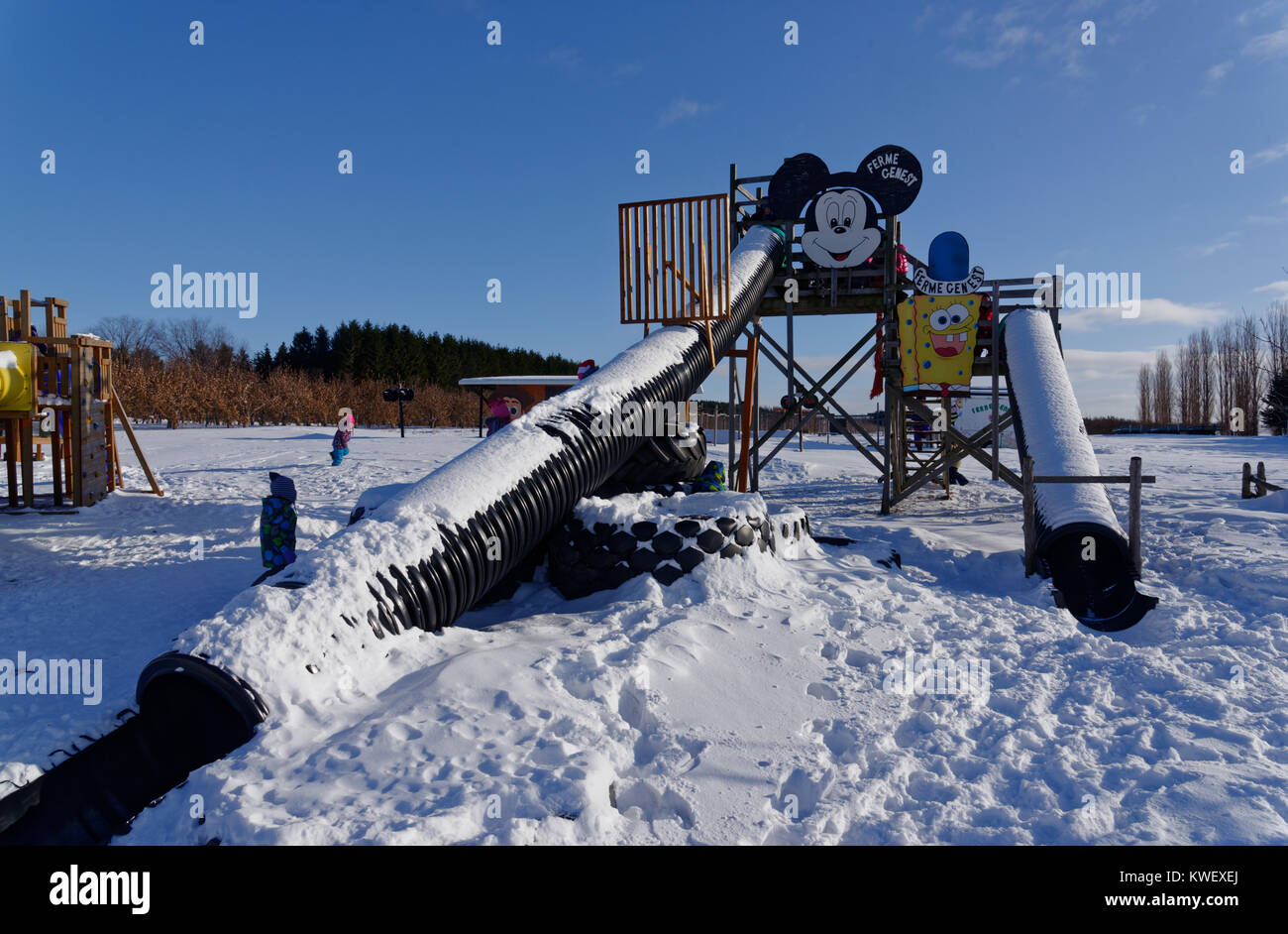 Eine Folie auf einem Spielplatz in Quebec inwinter Stockfoto