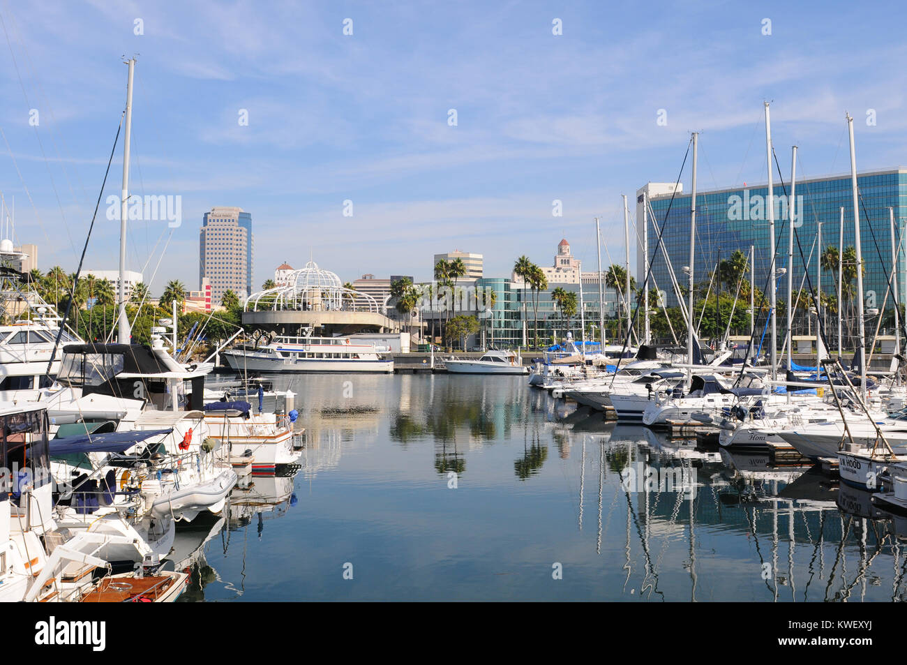 LONG BEACH, CA - 21. September 2012: Long Beach Marina und die Skyline der Stadt, Long Beach, Kalifornien. Long Beach ist ein beliebtes Reiseziel. Stockfoto