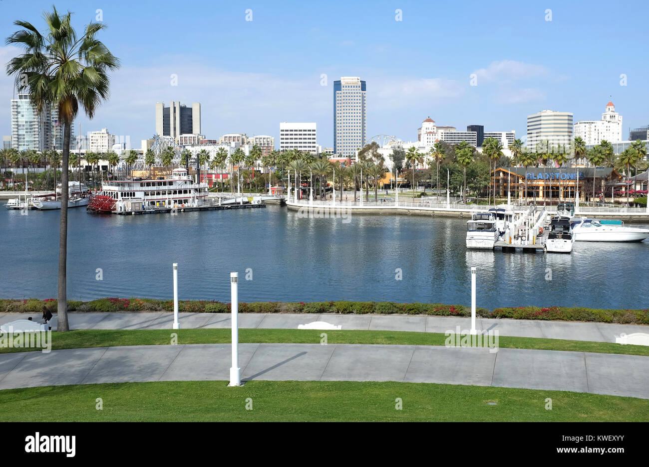 LONG BEACH, CA - 21. FEBRUAR 2015: Rainbow Hafen Long Beach. Shoreline Village mit Blick auf Rainbow Marina mit Arkaden, Restaurants und andere attracti Stockfoto