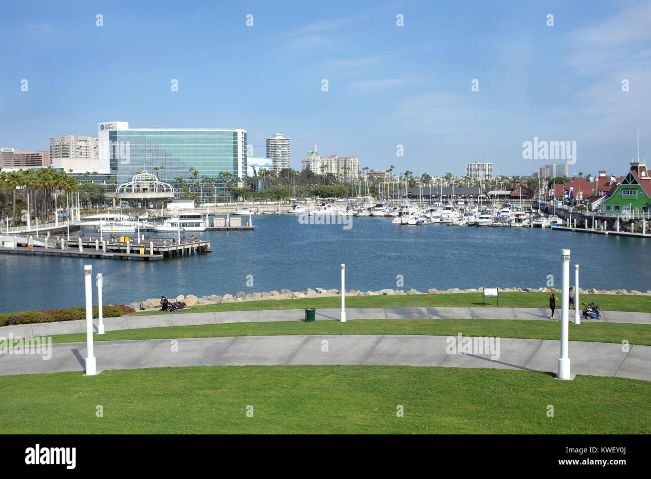 LONG BEACH, CA - 21. FEBRUAR 2015: Rainbow Hafen und die Skyline der Stadt. Shoreline Village mit Blick auf den Hafen mit Restaurants und ist in der Nähe des Conventi Stockfoto