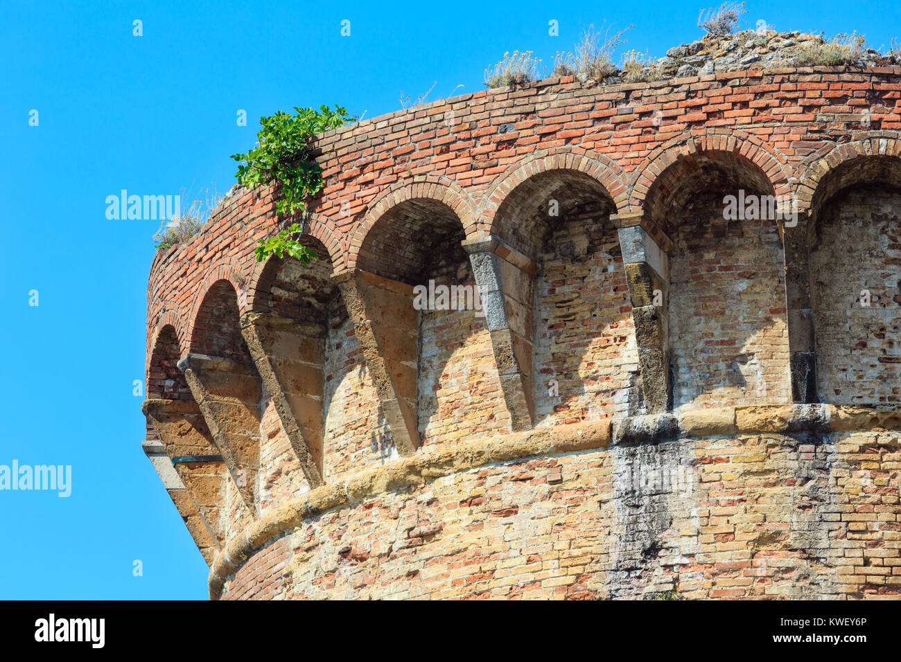 Festung Turm im Sommer San Gimignano italienische mittelalterliches Dorf, UNESCO-Weltkulturerbe, Provinz Siena, Toskana, Italien. Stockfoto