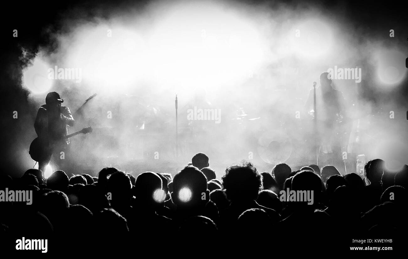 Das Spiel von Licht und Schatten auf musikalische Veranstaltungen. Stockfoto