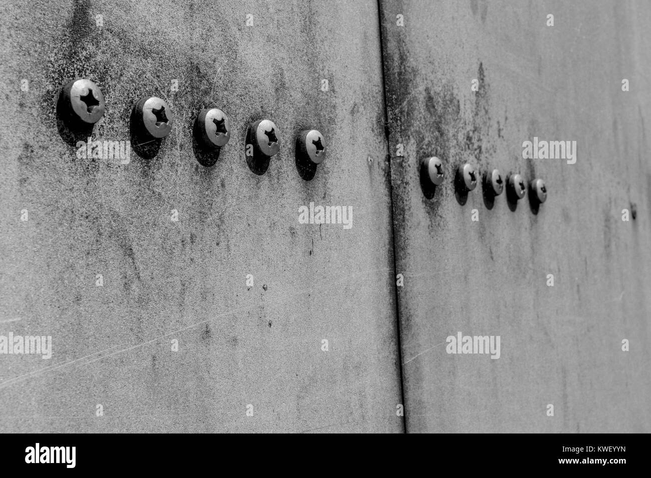Schwarz-weiß-Bild (Farbkonvertierung) aus einer Reihe von Metall Schrauben, mit denen das Metall platework einer Brücke - mit kopieren. Stockfoto