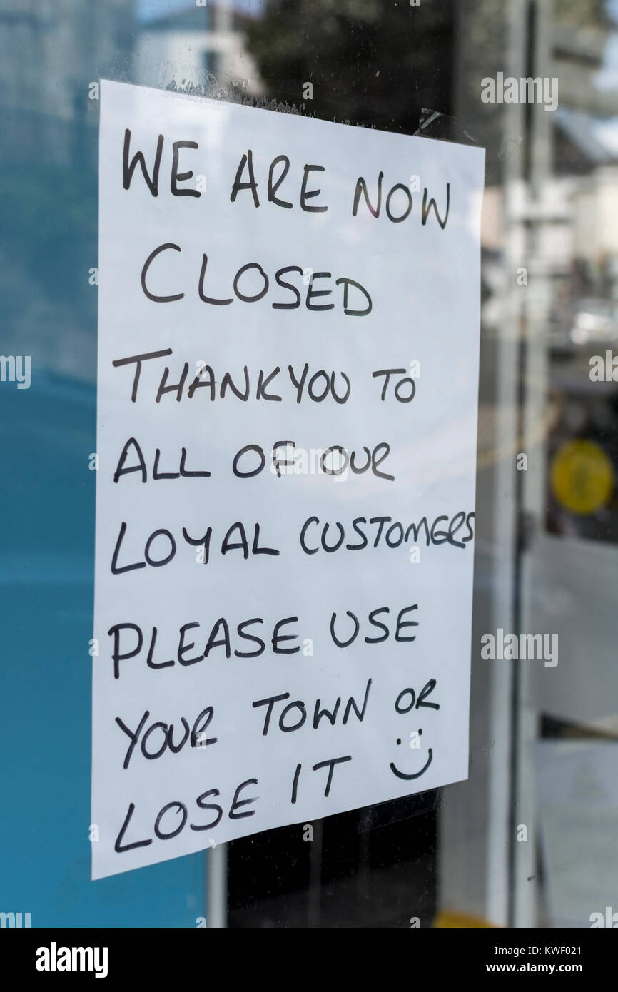 Fensterschild in der High Street Shop nach Schließung Der Metapher Rezession, kämpfen hohe Straße, hohe Straße Krise, geschlossen für die Wirtschaft, geschlossen Shut Down Shop Stockfoto