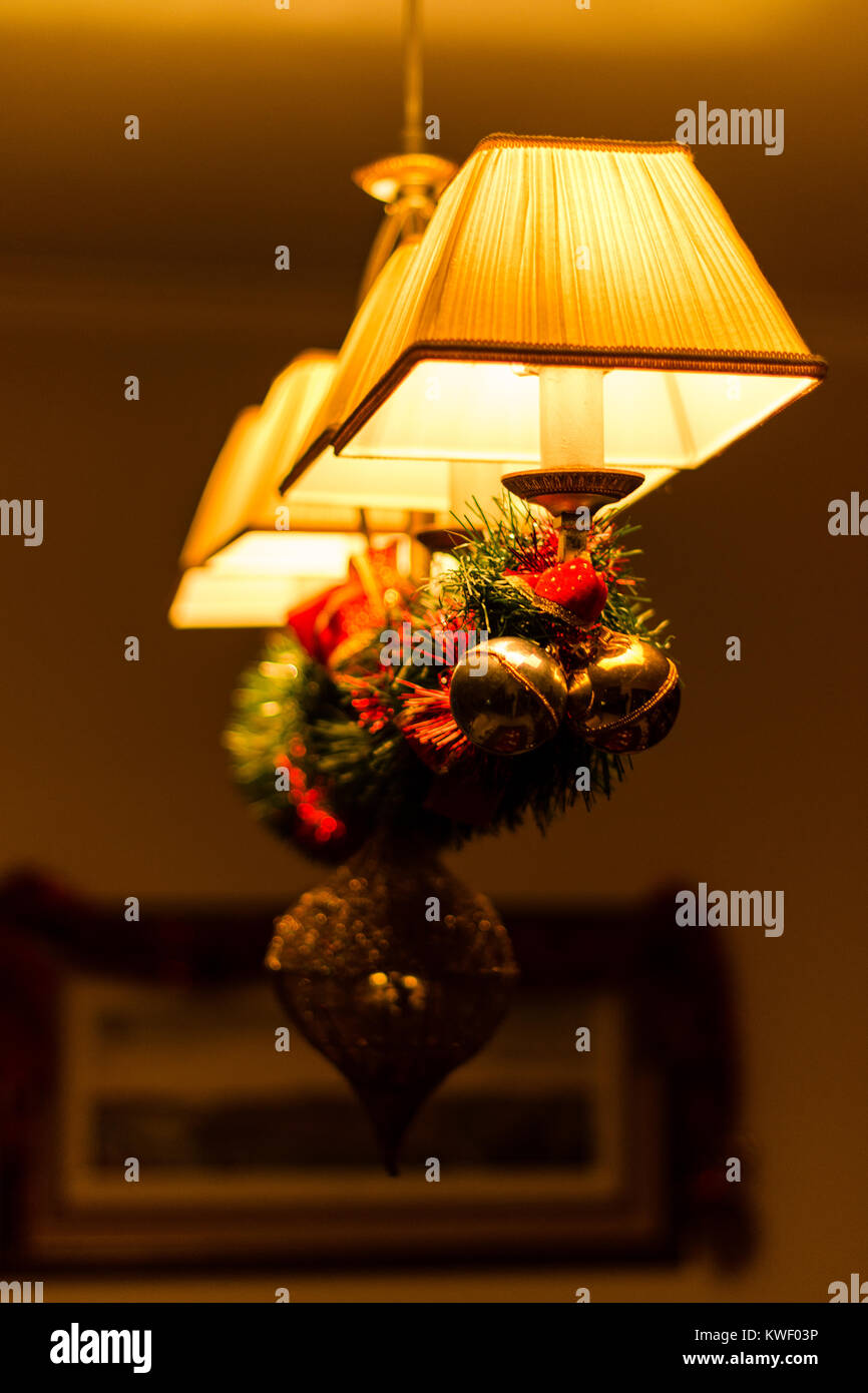 Deckenleuchte mit Weihnachtsschmuck auf einer gemütlichen Umgebung Stockfoto
