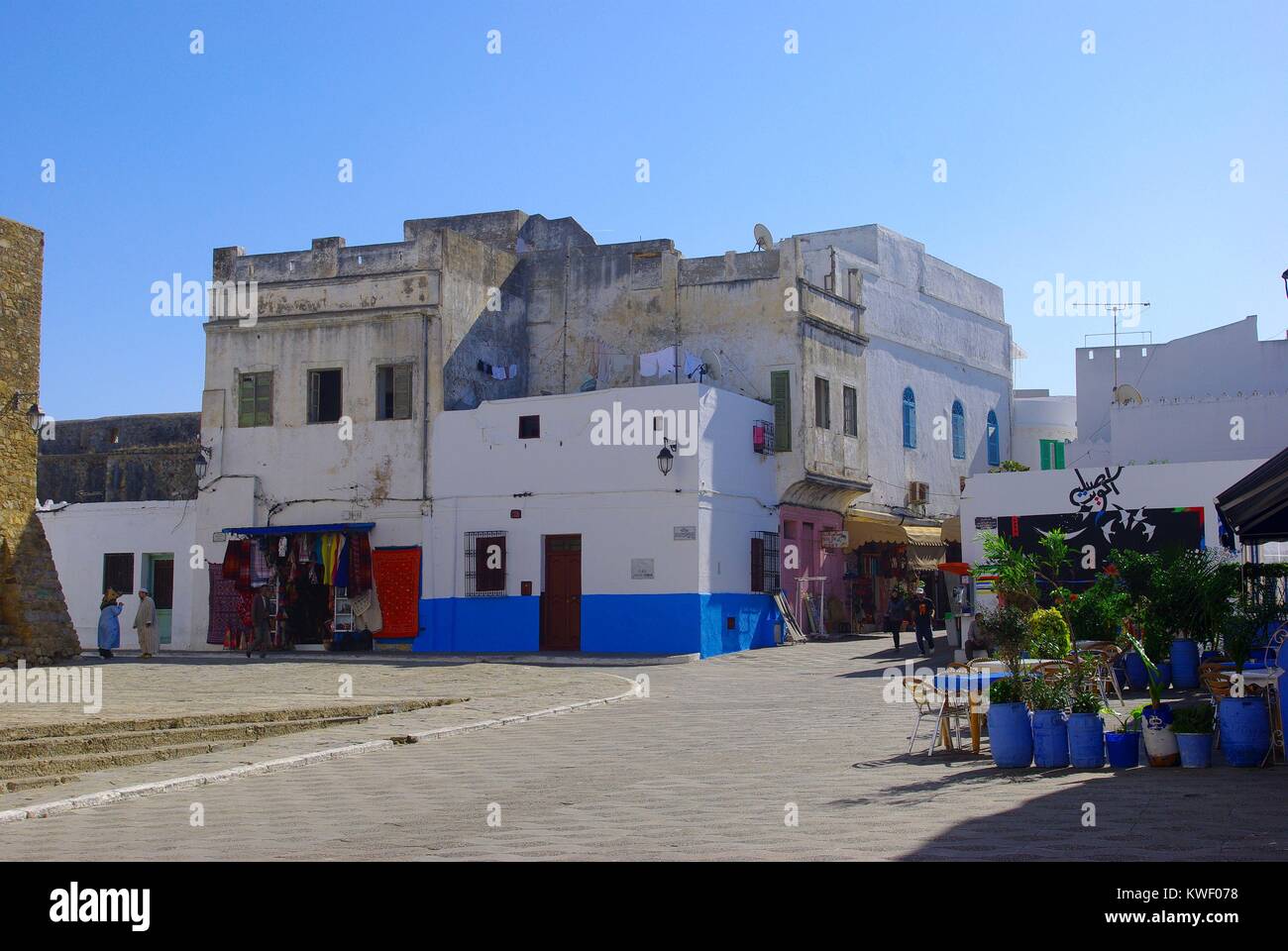 Asilah, eine alte Stadt in Marokko, am Atlantischen Ozean gelegen: ein Quadrat in der Mitte Stockfoto