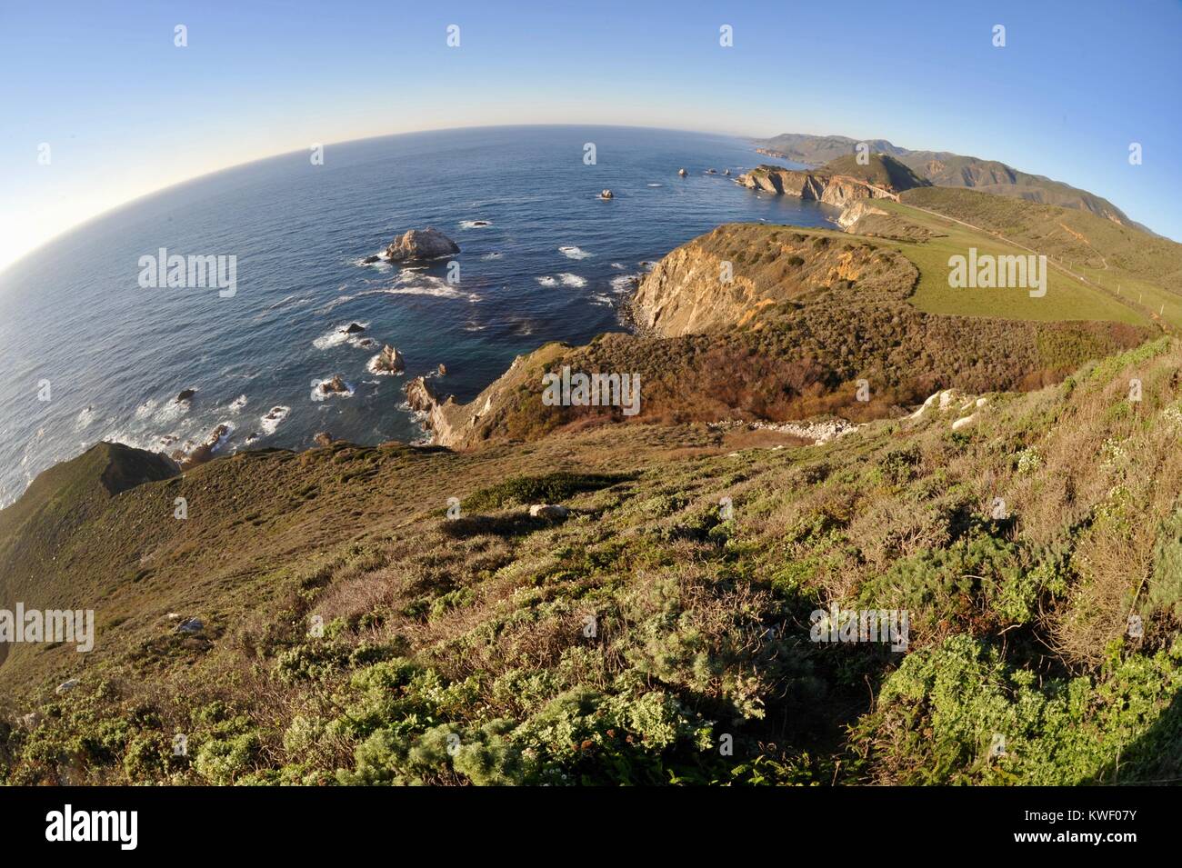 Blick auf den wunderschönen, zerklüftete Küste und den Pazifischen Ozean aus entlang der Autobahn 1 in Big Sur, Kalifornien, USA Stockfoto