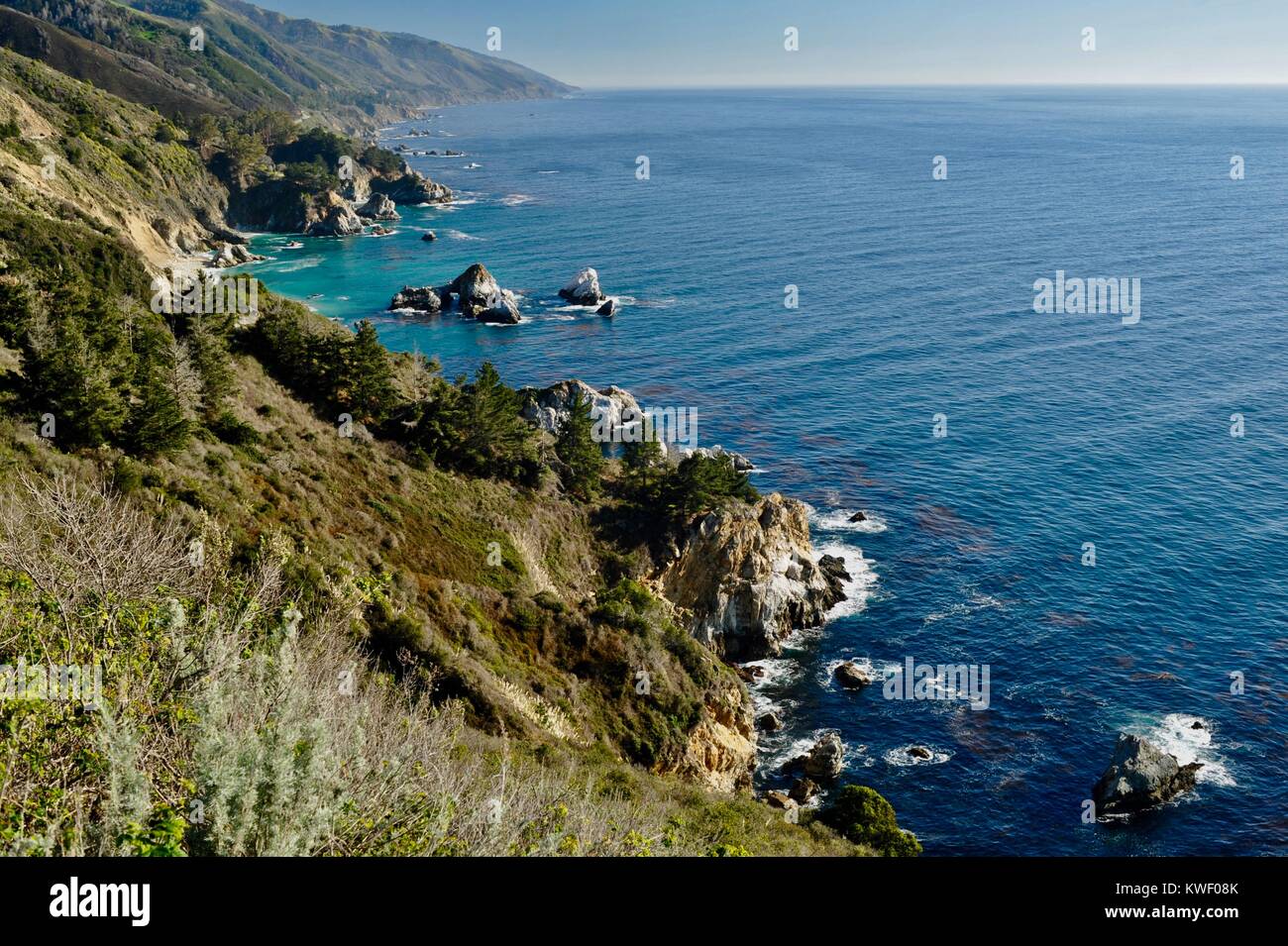 Blick auf den wunderschönen, zerklüftete Küste und den Pazifischen Ozean aus entlang der Autobahn 1 in Big Sur, Kalifornien, USA Stockfoto