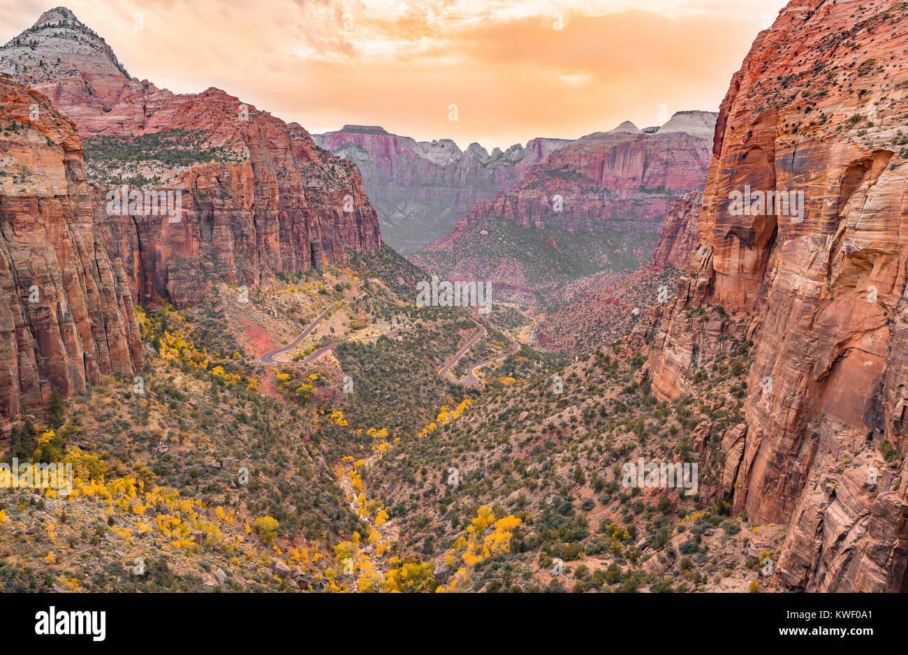 Sonnenuntergang in Zion Canyon Der Canyon Overlook Trail im Zion National Park, Utah Stockfoto