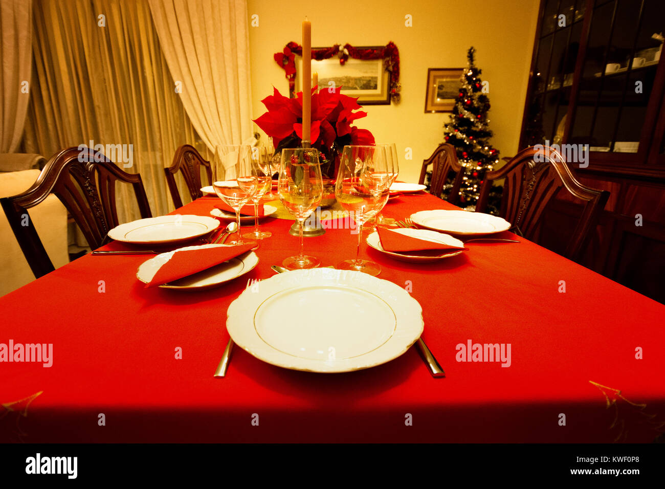 Esstisch mit Weihnachtsschmuck Stockfoto