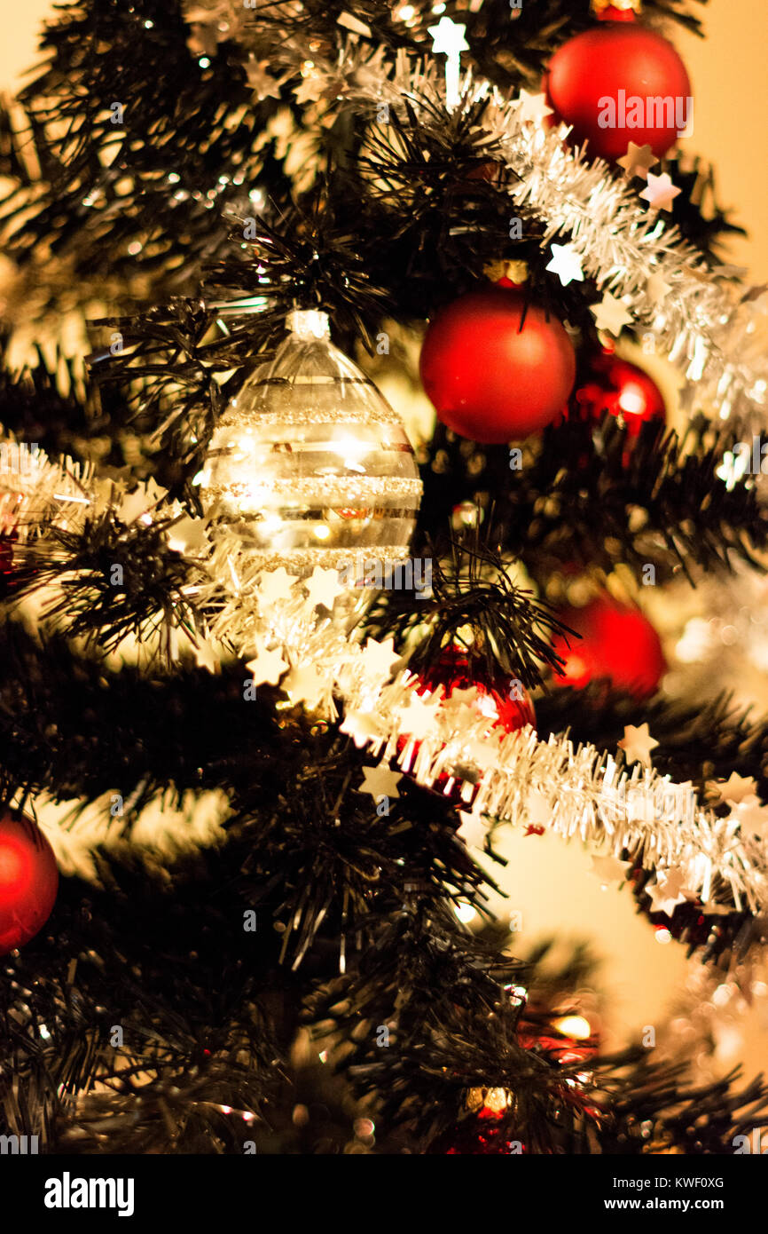 Close up Details der Dekorationen am Weihnachtsbaum Stockfoto