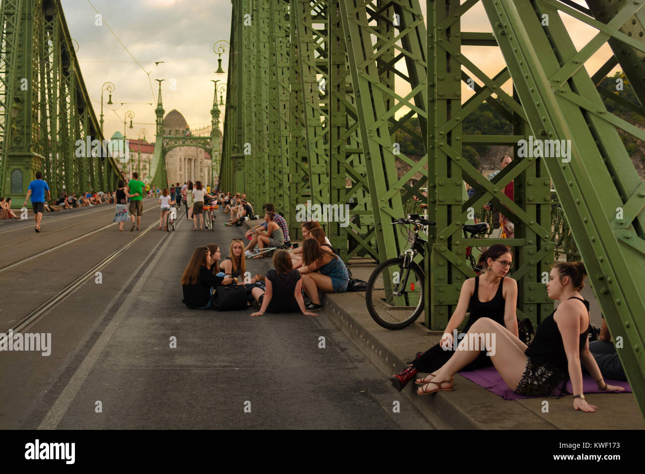 Viele Menschen entspannen und eine gute Zeit auf der Fahrbahn der Brücke Stockfoto