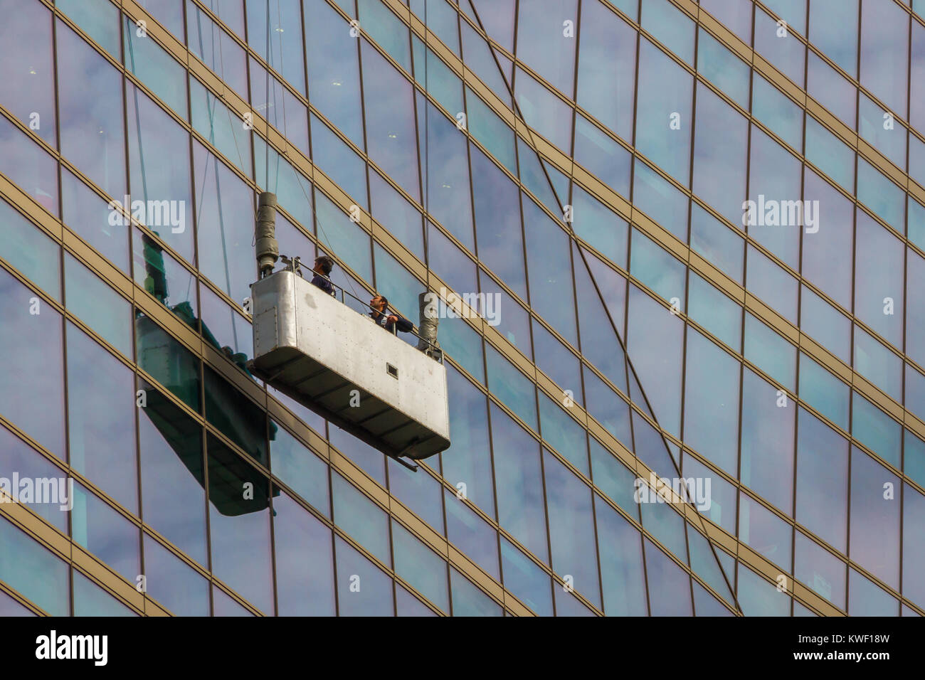 Fensterreiniger auf einem Hochhaus. Stockfoto