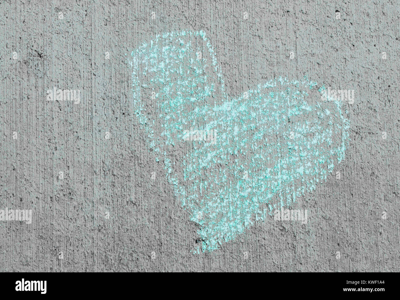 Kreide Zeichnung eines Türkis Herz auf ein Zement Bürgersteig Stockfoto