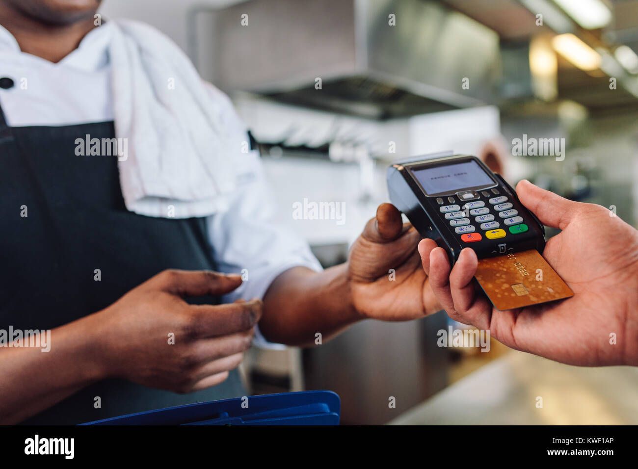 Der Kunde zahlt Restaurant Rechnung mit Kreditkarte. Kunden die Zahlung durch Kreditkarte am Zähler in einem Restaurant. Stockfoto