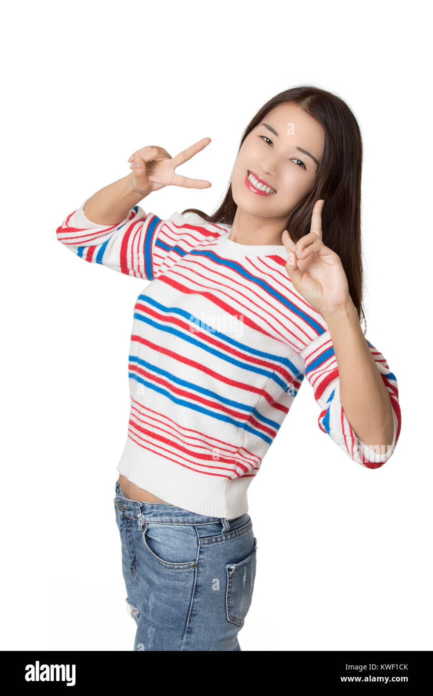 Porträt einer wunderschönen Asiatischen amerikanische Frau anzeigen ein bisschen Haltung auf weißem Hintergrund Stockfoto