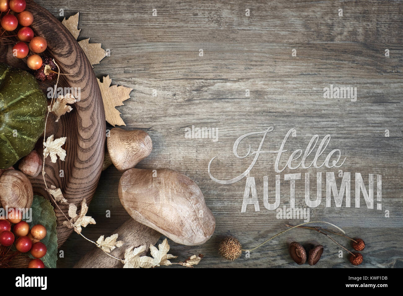 Herbst Hintergrund mit Fall trocken Dekorationen auf Holz. Ansicht von oben, getönten Bild, auf den Dekorationen konzentrieren. Caption "Hallo Herbst!" Stockfoto