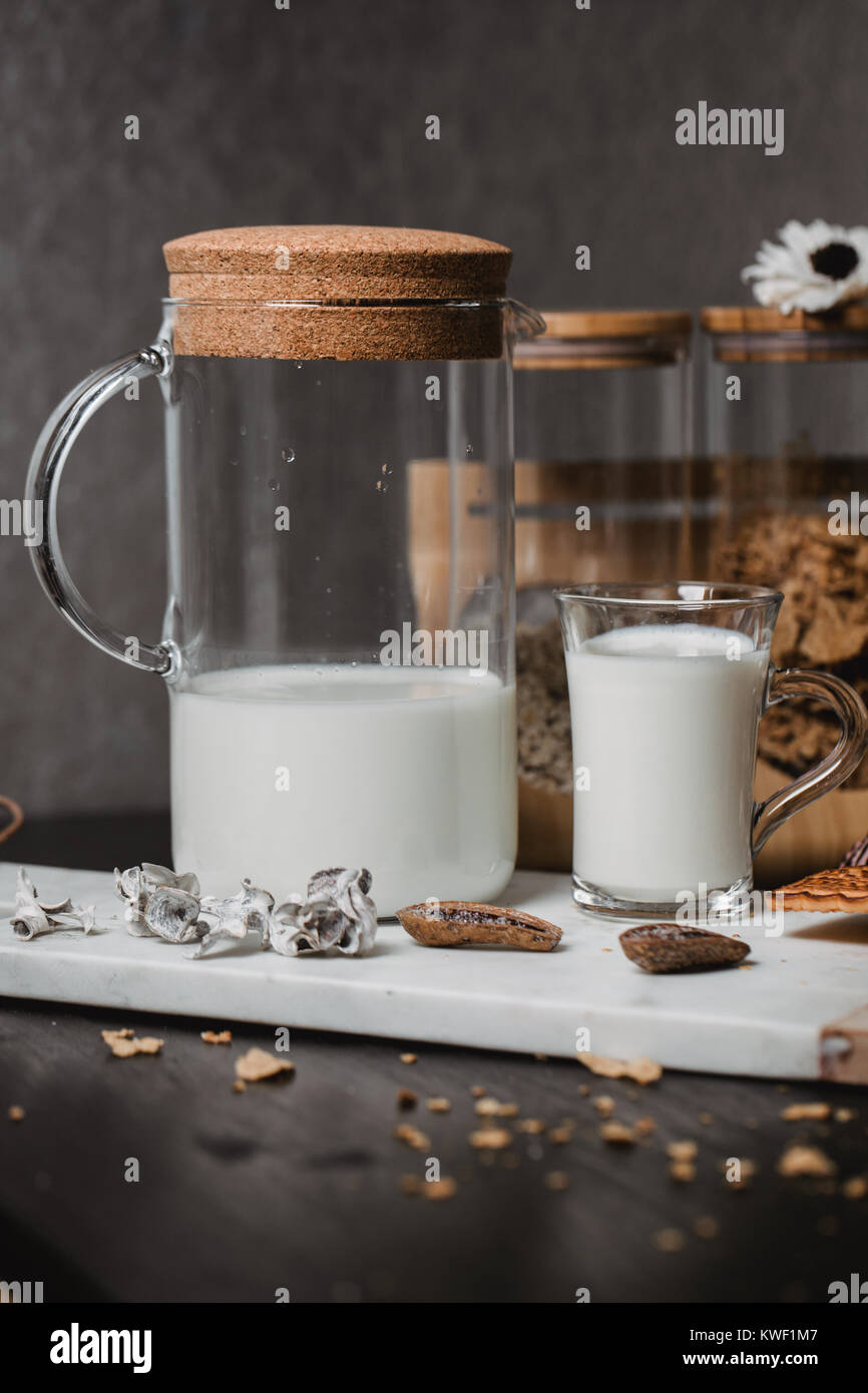 Flocken und Tasse Milch zum Frühstück. Konzept der gesunden Ernährung. Warme toning Bild. Rustikalen Stil. Stockfoto