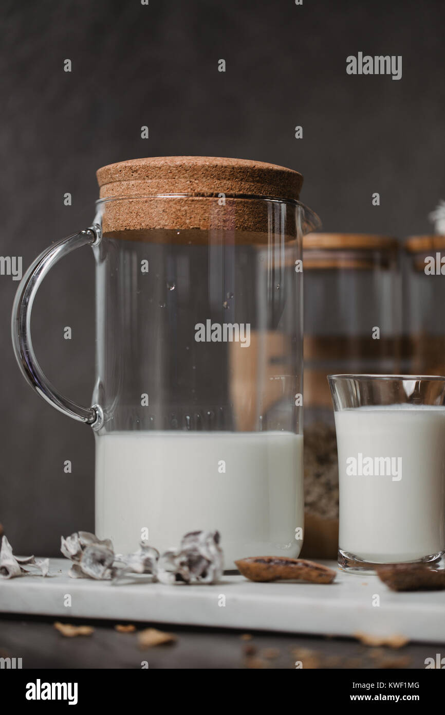 Flocken und Tasse Milch zum Frühstück. Konzept der gesunden Ernährung. Warme toning Bild. Rustikalen Stil. Stockfoto